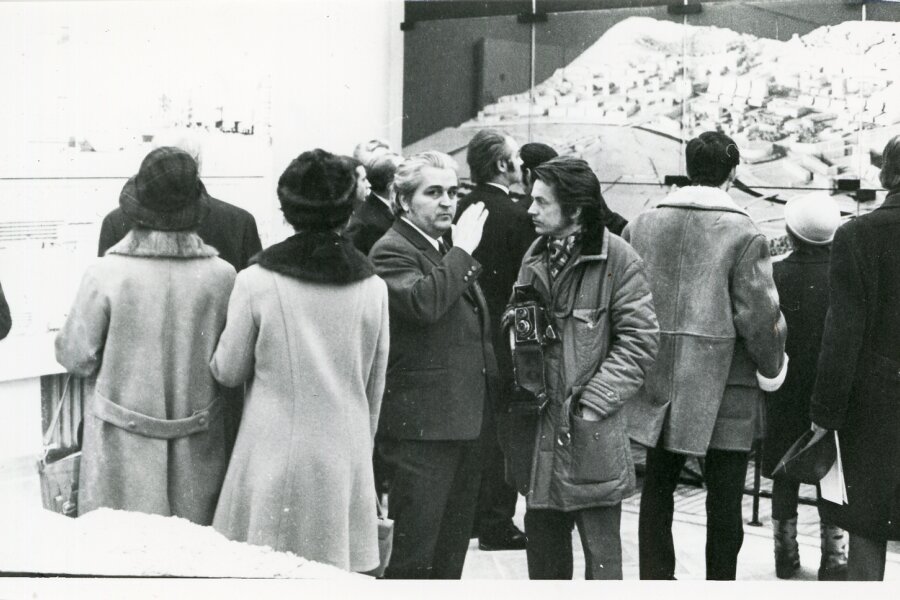 uprostřed architekt Z. Lang